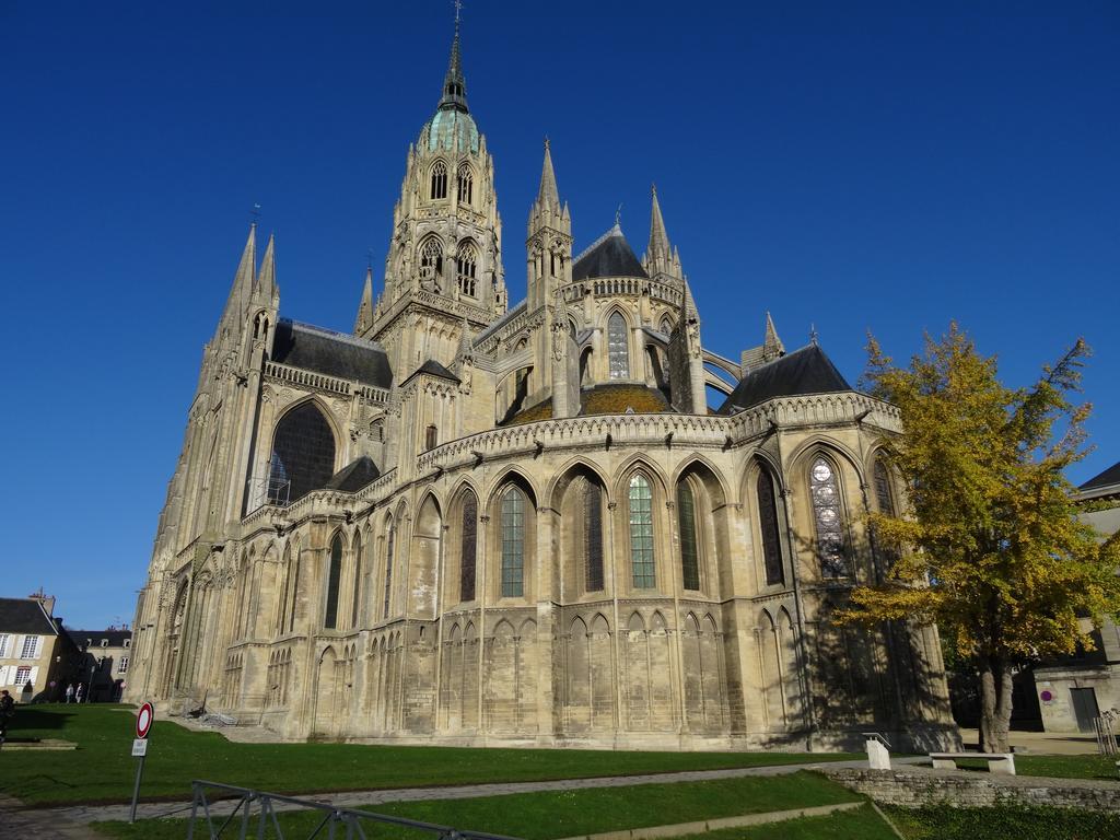 Logis Les Remparts Acomodação com café da manhã Bayeux Exterior foto