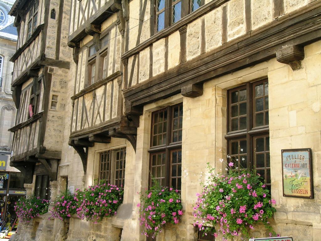 Logis Les Remparts Acomodação com café da manhã Bayeux Exterior foto